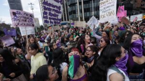 Mujeres marchan