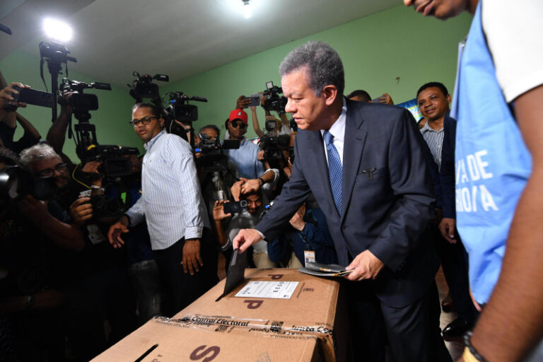 Leonel votando