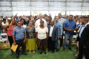 Abinader junto al pueblo