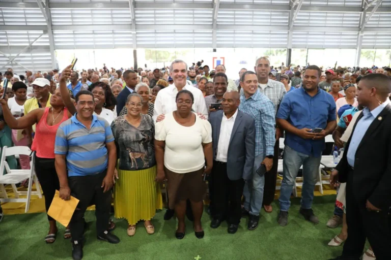 Abinader junto al pueblo