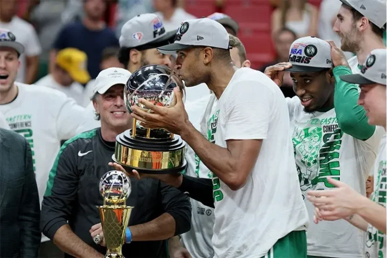 Al-Horford-besa-corona