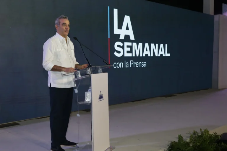 Abinader con la prensa