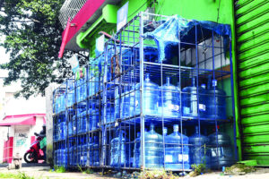 Aguan en botellas y sol