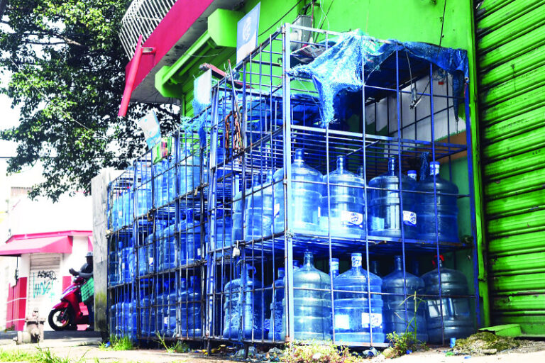 Aguan en botellas y sol