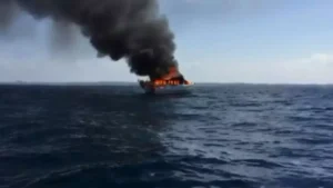 Embarcacion-incendiada-en-el-mar.-Foto-fuente-externa
