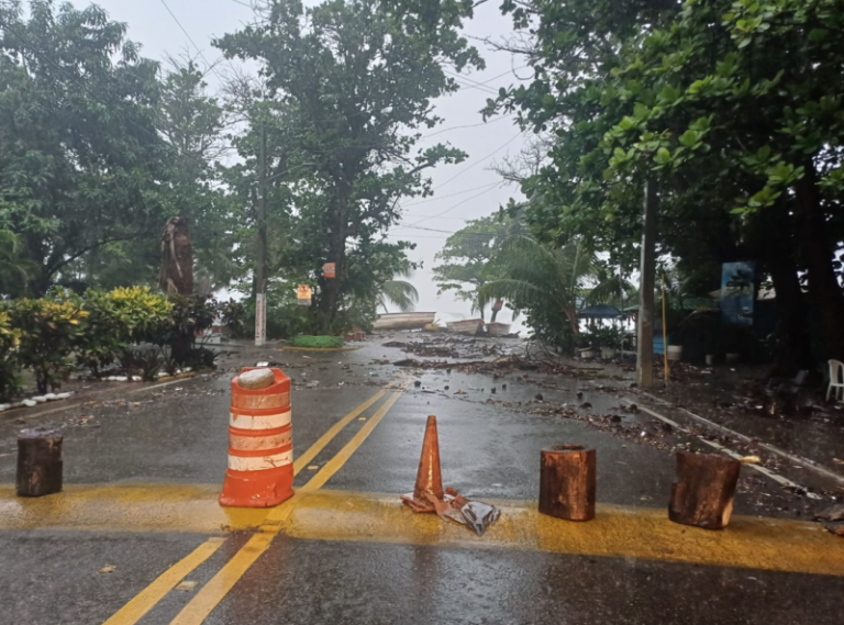 Lluvia y calles cerradas
