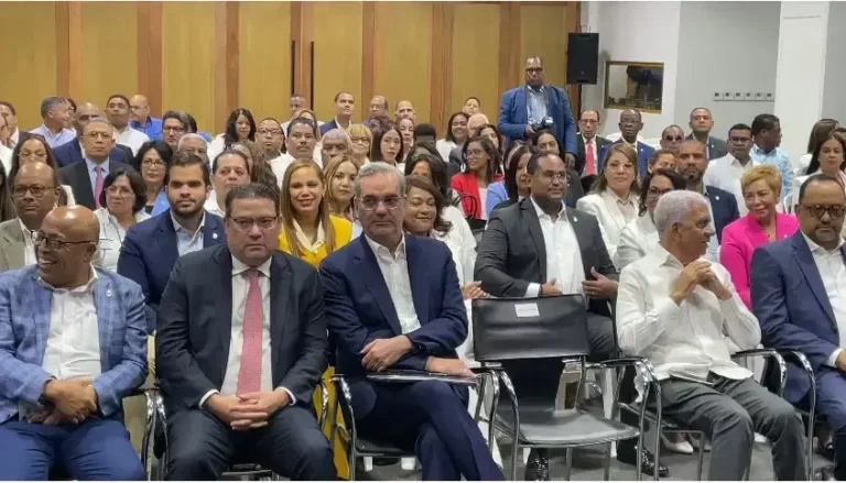 Abinader con diputados y senadores PRM