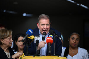 Edmundo Urratia en el exilio