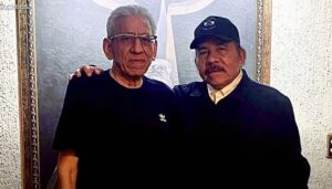 El-general-retirado-Humberto-Ortega-junto-a-su-hermano-el-dictador-Daniel-Ortega