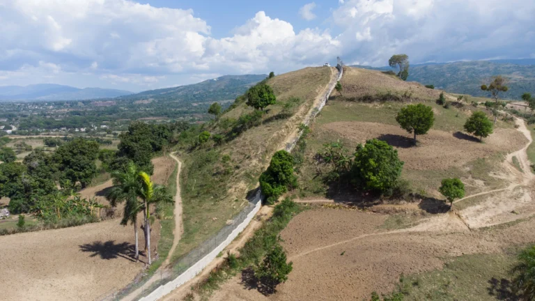 muro-frontera-entre-republica-dominicana-y-haiti-efe-a-.jpg