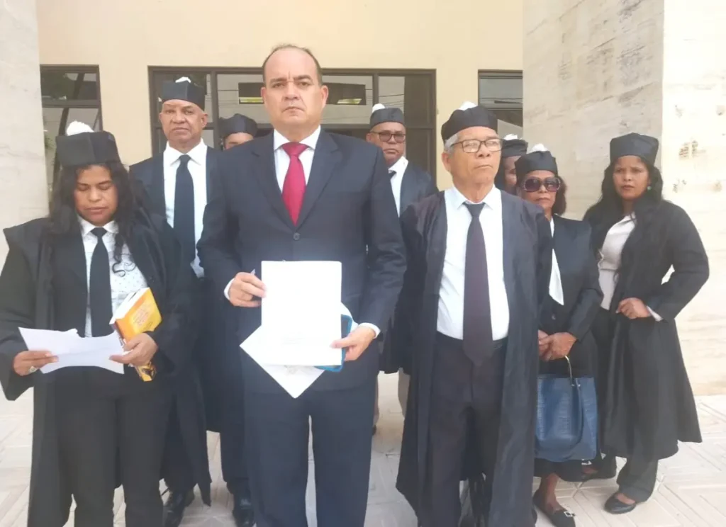 Abogados-depositan-recurso-en-TSA-contra-reforma-constitucional-recien-proclamada