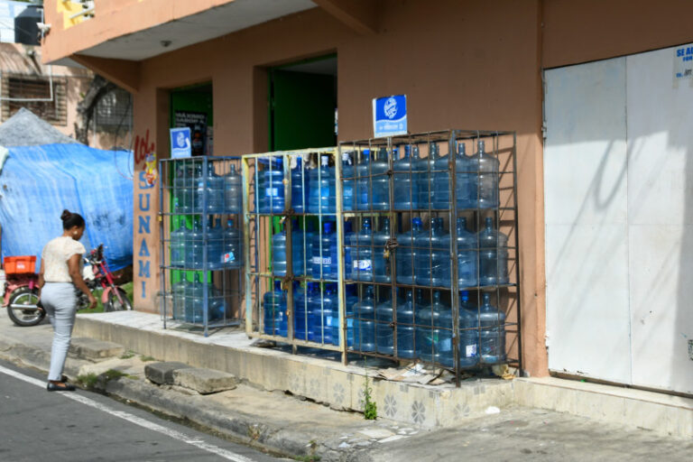 Agua embotellada en el sol