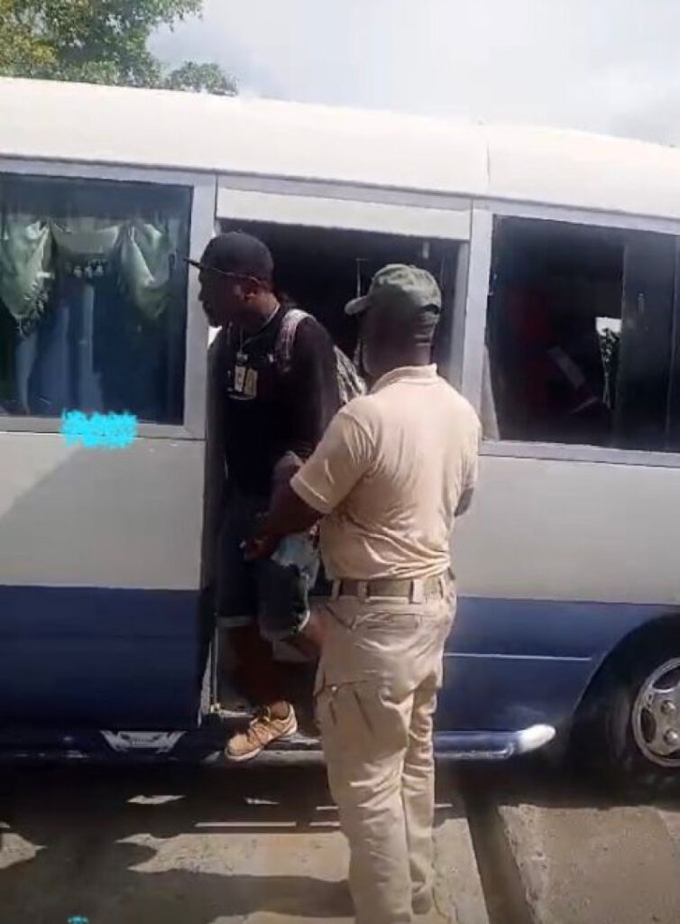 Autobus con haitianos