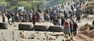 Bloquean carretera en Bolivia