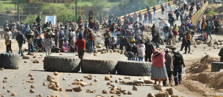 Bloquean carretera en Bolivia