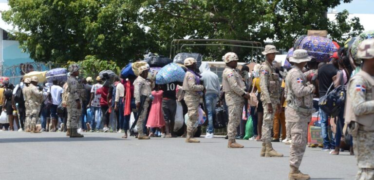 Casi 90 mil haitianos salen del pais