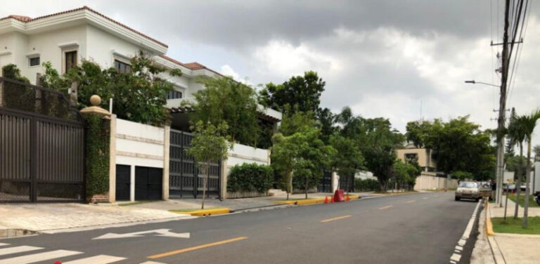 Fachada de la residencia del pte. Abinader