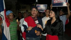 Manifestantes primer cacerolazo aal PRM