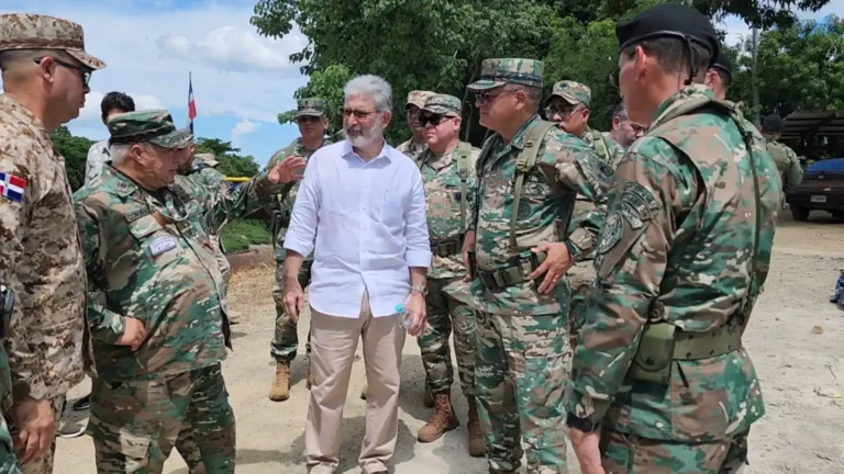 Ministro de Defensa y un grupo