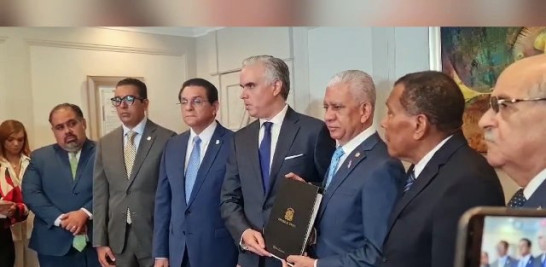 Ministro de Trabajo entrega Codico Laboral