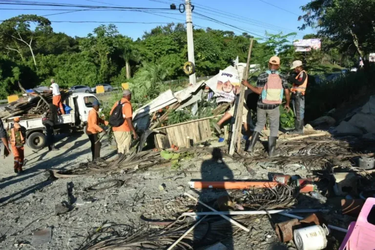 Obras Publicas destruye casetas
