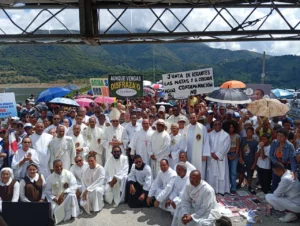 Religiosos y parroquianos protestan contra minería en San Juan
