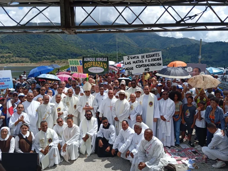 Religiosos y parroquianos protestan contra minería en San Juan