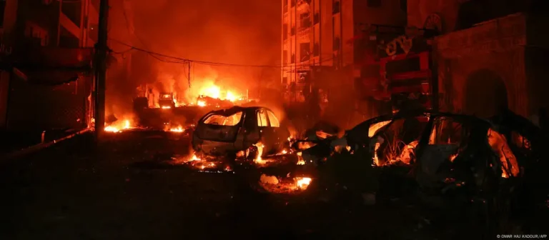 Autos incendiados en Alepo