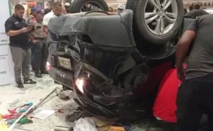 Cae carro del segundo piso