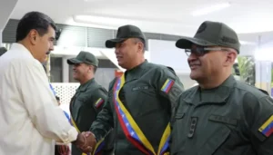 Maduro condecora a 21