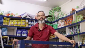 Comerciante feliz por bono