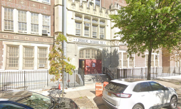 Coordinadora-comunitaria-dominicana-en-escuela-