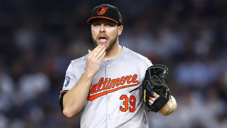 Corbin Burnes, mayor contrato MLB