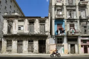 Edificios destartalados en Cuba