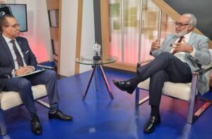 Persio-Maldonado-a-la-derecha-entrevistado-por-el-periodista-Hector-Herrera-Cabral