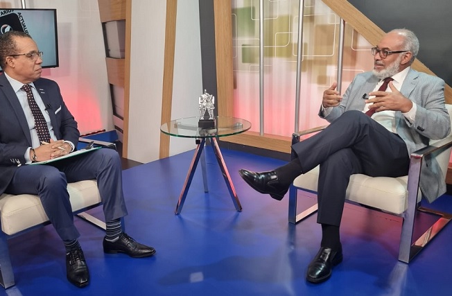 Persio-Maldonado-a-la-derecha-entrevistado-por-el-periodista-Hector-Herrera-Cabral