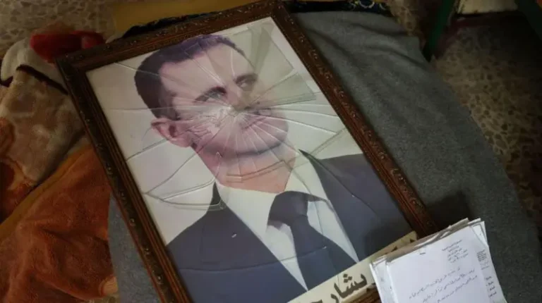 Retrato roto del dictador Bashar Al Assad