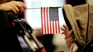 Un bebe y la bandera USA