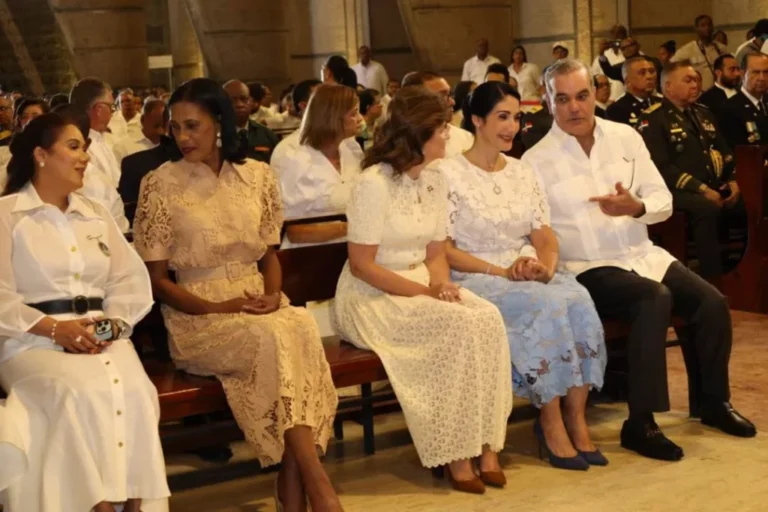 Abinader y esposa en misa