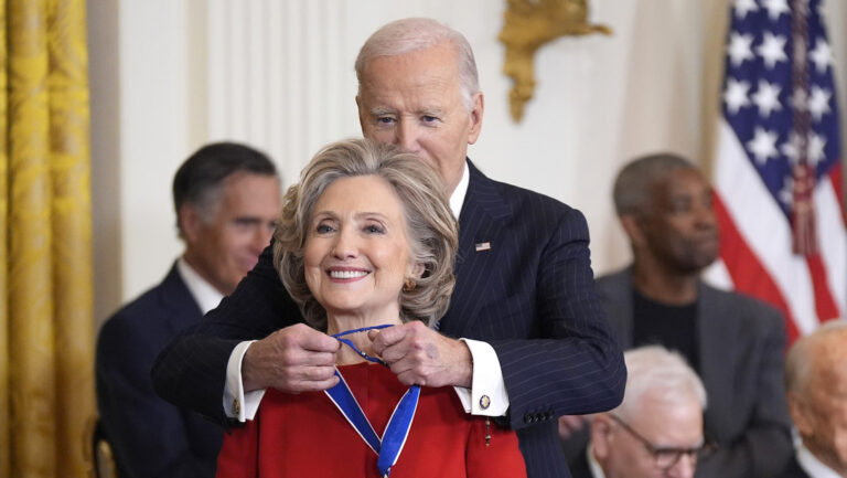 Biden condecora