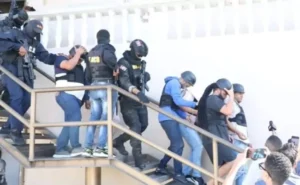 Los-detenidos-por-9.8-toneladas-de-cocaina-en-el-Palacio-de-Justicia-de-Santo-Domingo-Este.-1-650x400