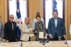 Medicos RD logran aumento salario
