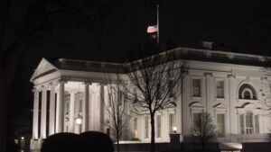 las-banderas-se-izaran-a-media-asta-en-toma-de-posesion-de-trump-focus-0-0-896-504