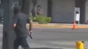 un-hombre-encapuchado-y-armado-durante-las-protestas-contra-nicolas-maduro-en-maracaibo-venezuela