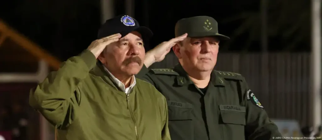 Daniel Ortega y su jefe militar