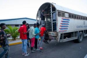 Deportan miles de haitianos