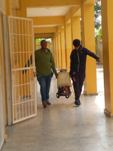 Hombres portando bomba de fumigacion