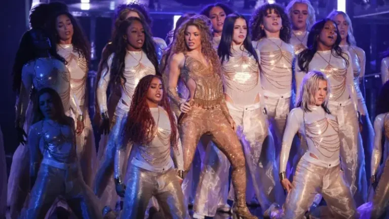 Shakira y su bailarines