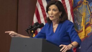 gobernadora-ny-defiende-ante-trump-peaje-para-entrar-en-la-ciudad_1-focus-0-0-896-504