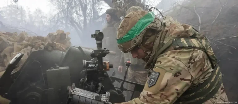militar ucraniano dispara